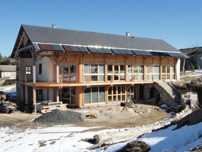 Il construit sa maison tout seul…