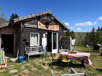 une CABANE avec puits canadien