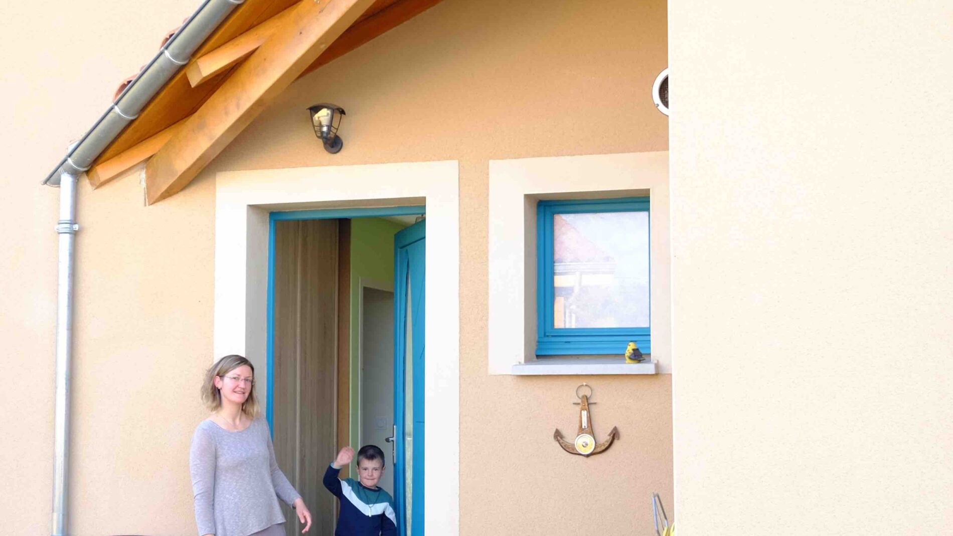 Angelique et son fils devant la maison