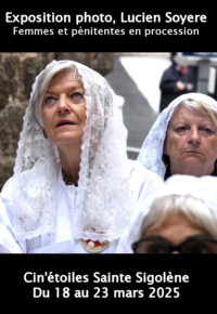 Exposition  photographique: femmes et pénitentes en procession