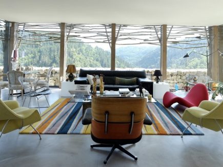 De nouveau la vie au château, un appartement esprit loft dans les ruines à Goudet