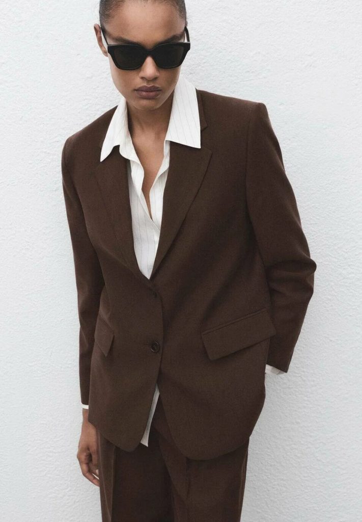 mango veste marron et lunettes de soleil