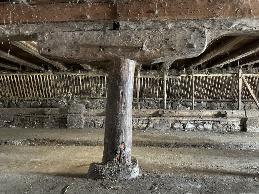 piliers dans l'étable ferme des estables