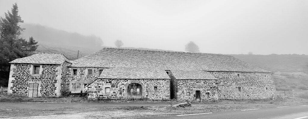 batisse en noir et blanc