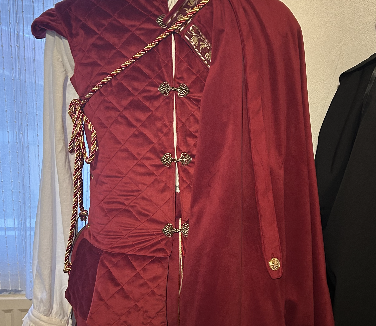 Le costume du Roi de l&rsquo;oiseau, la clef qui ouvre la porte du temps