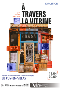 À TRAVERS LA VITRINE